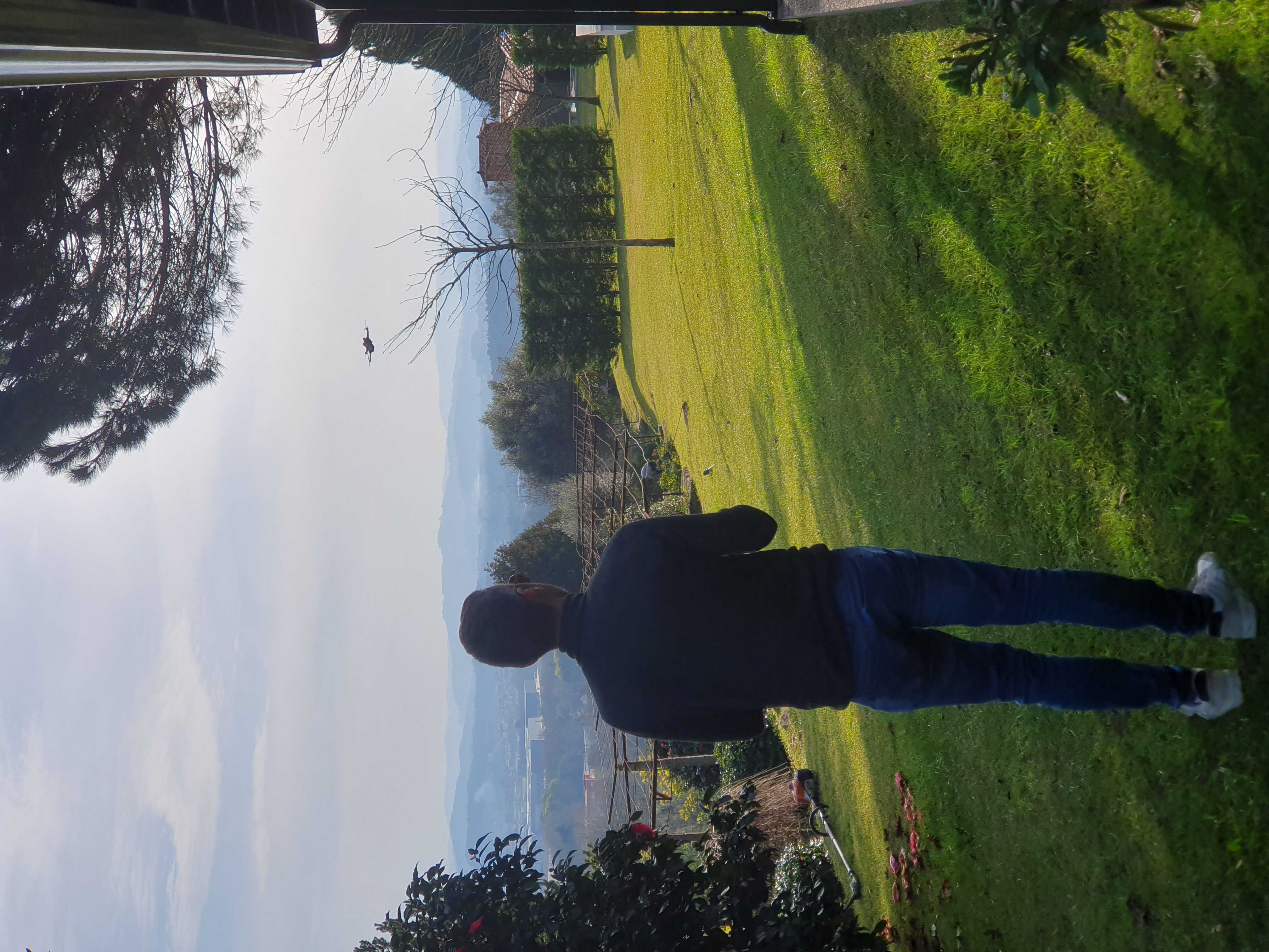 Drone da Wissberg Studios a sobrevoar um terreno para mapeamento.